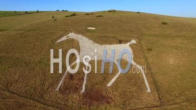 Aerial View Of The Alton Barnes White Horse Wiltshire Angleterre, Royaume-Uni - Video Drone Footage
