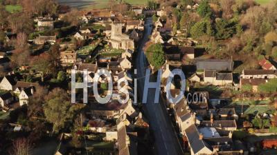 Vue Par Drone Vidéo D'un Village Des Cotswolds, Une Scène Rurale Dans La Campagne Anglaise Avec Des Maisons, Des Biens Et De L'immobilier Dans Le Marché Du Logement Au Royaume-Uni, Bourton On The Hill, Gloucestershire, Angleterre