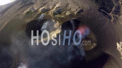 Explosion Filmée Par Drone Sur Le Volcan Stromboli, îles Éoliennes, Italie