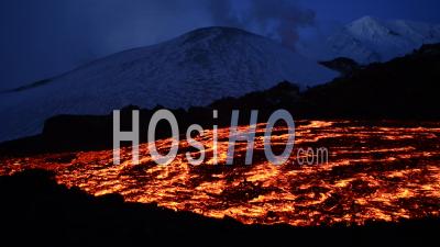 Éruption Du Volcan Tolbachik Au Kamtchatka, à L'est De La Russie
