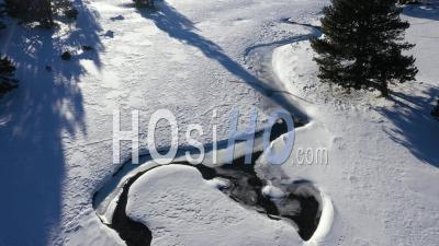 Neige Sur Le Lac Gelé Dans Les Montagnes - Vidéo Prise Par Drone