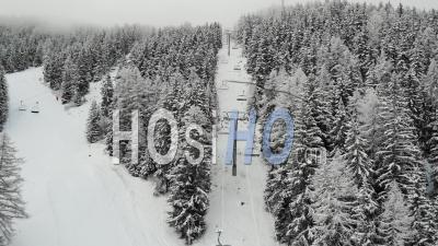 Fermer La Station De Ski Pendant La Pandémie De Covid 19 - Vidéo Aérienne Par Drone