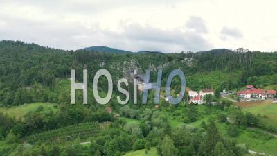 Château De Predjama, Slovénie - Vidéo Aérienne Par Drone