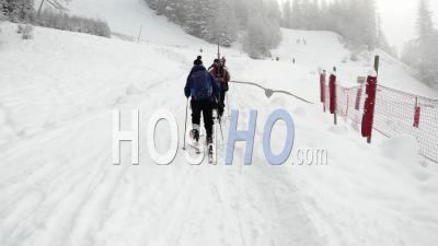 Skieurs Escaladant Une Pente Fermée Pendant Covid 19