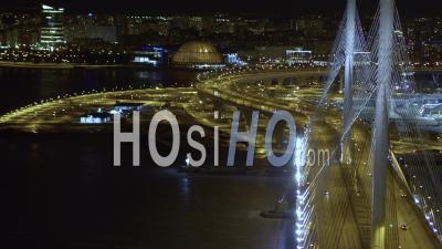 Pont à Haubans, Circulation Automobile, La Nuit -Vidéo Par Drone