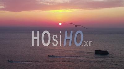 L'île De Jeju, Corée Du Sud, Coucher De Soleil, éolienne - Vidéo Aérienne Par Drone