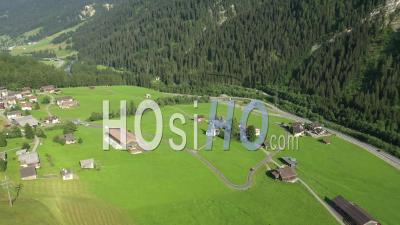 Petite église Dans Les Alpes Suisses Route Sinueuse Medels Im Rheinwald - Vidéo Aérienne Par Drone