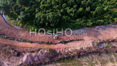 Vue Aérienne De La Pelle Clear Land - Vidéo Par Drone