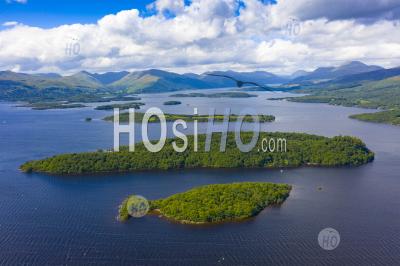 Aerial View Of Islands In Loch Lomond. Nearest Clairinsh, Inchcailloch And Inchfad In Loch Lomond And The Trossachs National Park, Stirling Region, Scotland, Uk - Aerial Photography