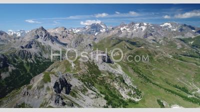 Montagnes Au Sommet De La Station Balnéaire De Serre Chevalier Et Sommets Du Parc National Des Écrins, Hautes-Alpes, France, Vu Du Drone