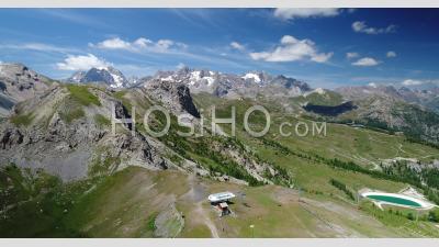 Montagnes Au Sommet De La Station Balnéaire De Serre Chevalier Et Sommets Du Parc National Des Écrins, Hautes-Alpes, France, Vu Du Drone