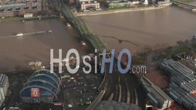 Vue Aérienne Sur Le Pont Hohenzollern De Cologne Et La Cathédrale Dans La Belle Lumière Du Soleil Brumeux 4k - Vidéo Par Drone
