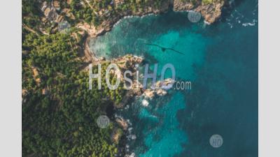 Aérien: Côte Tropicale Avec Des Couleurs Riches Et De L'eau Turquoise En Espagne Hq - Photographie Aérienne