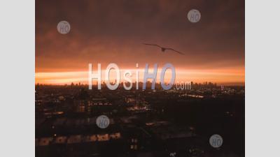 Vue Aérienne De Brooklyn Au Loin Sur Les Toits De Manhattan Au Loin Après Le Coucher Du Soleil Avec Feu Rouge Et Gratte-Ciel Silhouette - Photographie Aérienne