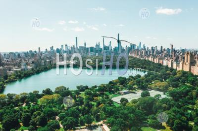 Vue Spectaculaire Sur Central Park à Manhattan Avec De Beaux Arbres Verts Riches Et L'horizon De New York City Hq - Photographie Aérienne