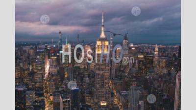Vue Imprenable Sur L'empire State Building De Nuit à Manhattan, New York City Entouré De Gratte-Ciel De Nuit Hq - Photographie Aérienne