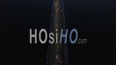 Oeil D'oiseau Vue De Haut En Bas Du Pont De Nuit Avec La Circulation Automobile à La Recherche De La Silhouette De L'horizon De La Ville, Aérienne Inclinaison Vers Le Haut - Vidéo Par Drone