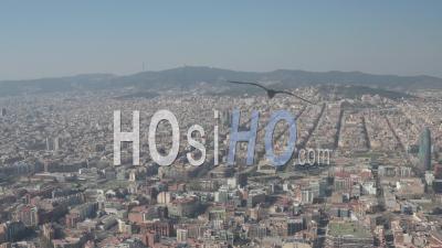 Vue Aérienne De Barcelone Par Drone Large De La Ville Vers Le Centre Avec La Sagrada Familia Et Torre Glories, Torre Agbar 4k