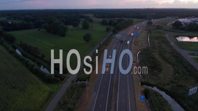 Large Sur L'autoroute Aux Pays-Bas Au Coucher Du Soleil 4k - Séquence Vidéo Par Drone