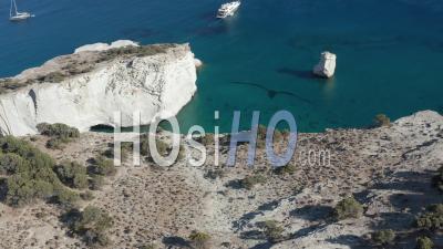 Vue Du Yacht Dans La Baie De Paradis Tropical En Grèce 4k - Séquence Vidéo Par Drone