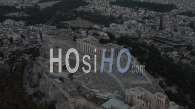 Aérienne Encerclant L'acropole D'athènes Après Le Coucher Du Soleil Au Crépuscule 4k - Vidéo Par Drone