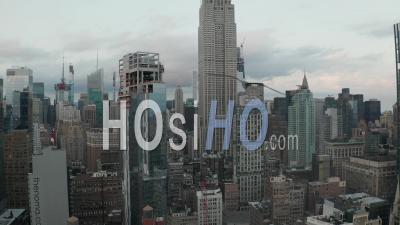 Ascending Pedestal Aerial View Of Empire State Building On A Cloudy Day In New York City With Tall Skyscrapers In The Background 4k - Video Drone Footage