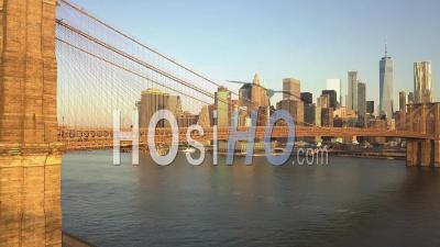 Vue Du Pont De Brooklyn Dans La Belle Lumière Du Coucher Du Soleil Orange Doré à New York City 4k - Drone Vidéo