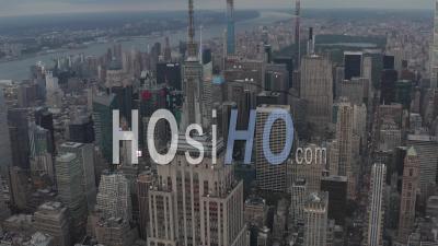 Close Up Tilting Aerial View Of The Top Of The Empire State Building In New York City Looking Down On The Buildings Below 4k - Video Drone Footage