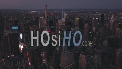 Vue Aérienne Par Drone De Manhattan De Nuit Avec La Lumière De La Ville à New York 4k