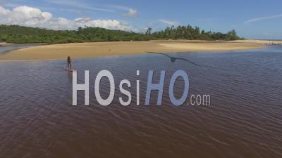 Femme Faisant Du Paddle , à Caraive, Brésil Vidéo Drone