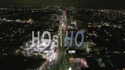 Vol Au-Dessus De La Rue Wilshire Boulevard à Hollywood Los Angeles La Nuit Avec Vue Sur Les Rues Et Les Feux De Circulation De Voiture De Ville 4k - Drone Vidéo