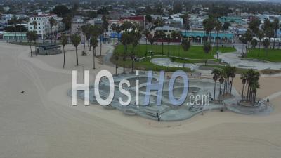 Tournez Autour De Venice Beach Skatepark Avec Des Motards Et Des Palmiers Dans La Matinée, Nuageux Los Angeles, Californie 4k - Vidéo Par Drone
