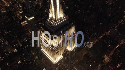 Epic Close Up Heli Shot Of Empire State Building Above Lit Up Parallel Avenues And Junctions Residential Condominiums And Office Buildings In Midtown Manhattan, New York City At Night 4k - Video Drone Footage