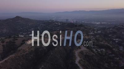Sur Les Collines D'hollywood Au Lever Du Soleil Avec Vue Sur Les Collines Et La Vallée Et Les Lignes électriques à Los Angeles View 4k - Vidéo Par Drone