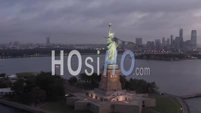 Encerclant La Statue De La Liberté Magnifiquement éclairée Dans La Lumière Du Matin 4k New York City - Vidéo Par Drone