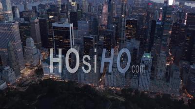 Vue épique De L'énorme Gratte-Ciel De New Manhattan Au Coucher Du Soleil Avec Des Feux De Circulation Dans De Beaux 4k - Drone Vidéo