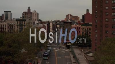 Tir à Basse Altitude De La Circulation Routière Et Des Personnes Faisant Les Activités De La Vie Quotidienne Dans Les Rues De Chinatown à New York City 4k - Drone Vidéo