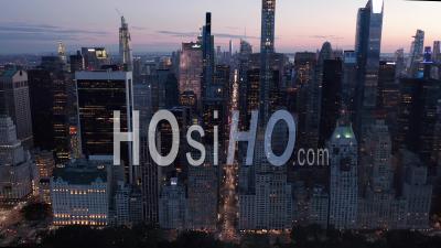 Skyline De Manhattan De Nuit Avec Les Lumières De La Ville Clignotantes à New York Sur Central Park Dans Une Belle 4k - Drone Vidéo