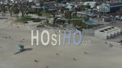 Vol Vers Venice Beach Skatepark Et Promenade Avec Palmiers Et Piste Cyclable Ensoleillée, Los Angeles Californie 4k - Vidéo Par Drone