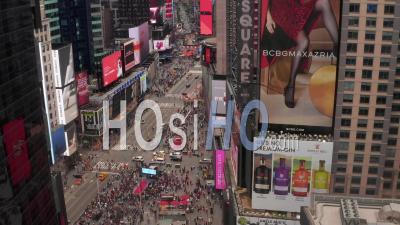 Aerial Pedestal Rising Shot Of Large Crowds Of People On The Times Square Intersection In New York City 4k - Video Drone Footage