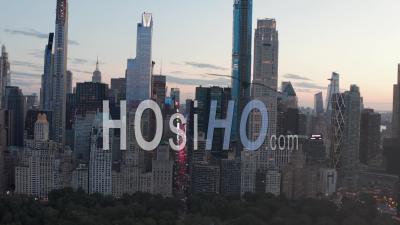 Vue Sur Le Trafic De La 7e Avenue Et Times Square Sur New York City Central Park Au Coucher Du Soleil Avec Les Lumières De La Ville En 4k - Drone Vidéo