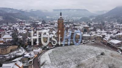 Vue Aérienne De La Ville D'arbois Sous La Neige Filmée Par Drone