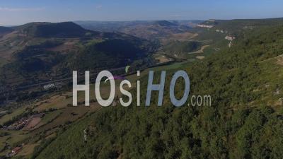Parapentes Puncho D'agast, Millau, Aveyron, France (jour) - Vidéo Drone