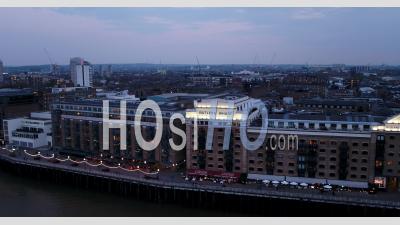 Butlers Wharf, Londres, Coucher De Soleil / Crépuscule - Vidéo Drone