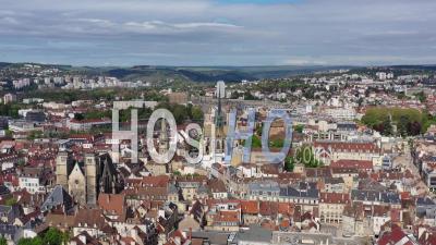 Cathédrale Saint Benigne Dans La Ville De Dijon Avec Les Célèbres Tuiles Vernissées - Vidéo Par Drone