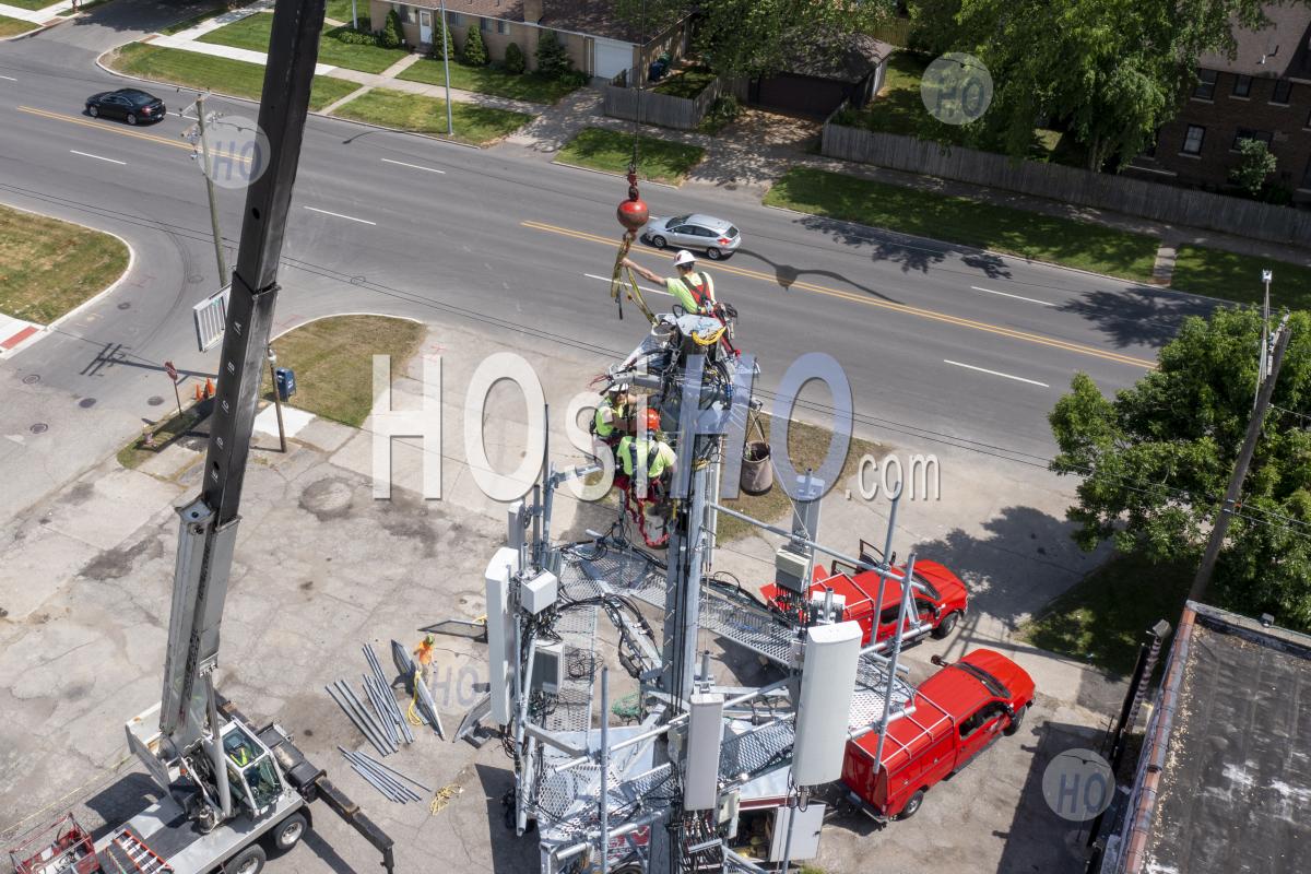 Tour Cellulaire Mise à Niveau Des Travailleurs - Photographie Aérienne