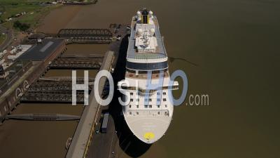 Navire Spirit Of Discovery Aux Quais De Tilbury , Terminal International De Croisière De Londres - Vidéo Par Drone