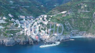 Village De Riomaggiore à Cinque Terre Au Coucher Du Soleil, Italie - Vidéo Par Drone
