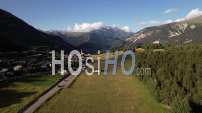 La Station De Ski Nordique Du Village De Sardières En Maurienne, En Été, Savoie, Vidéo Par Drone