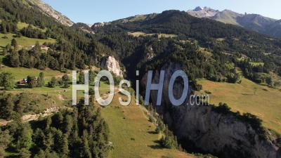 Alpages Et Forêt À Aussois, En Maurienne, Savoie, Vidéo Par Drone